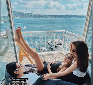 Afra Saraçoglu feet photo 3