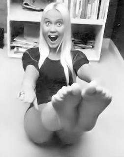 Agnetha Fältskog feet photo thumbnail