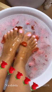 Agnieszka Sienkiewicz feet photo thumbnail