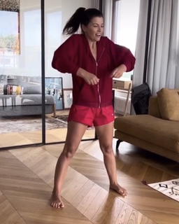 Agnieszka Sienkiewicz feet photo thumbnail