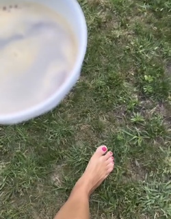 Agnieszka Sienkiewicz feet photo thumbnail