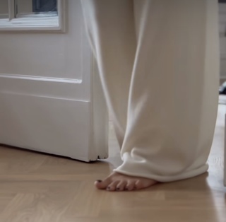 Agnieszka Sienkiewicz feet photo thumbnail