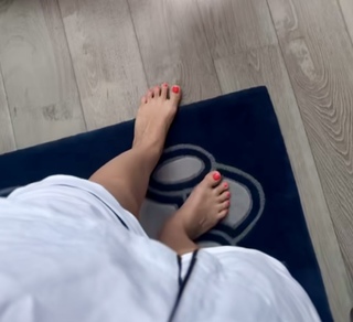 Agnieszka Sienkiewicz feet photo thumbnail
