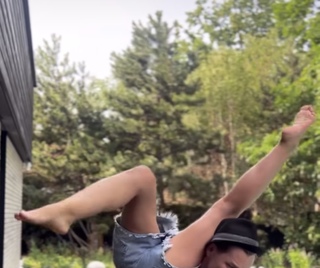 Agnieszka Sienkiewicz feet photo thumbnail