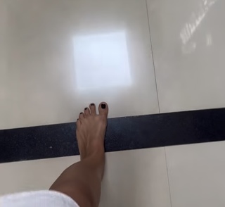 Agnieszka Sienkiewicz feet photo thumbnail