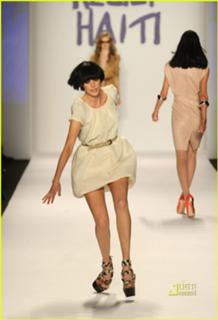 Agyness Deyn feet photo 9