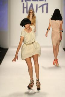 Agyness Deyn feet photo 14