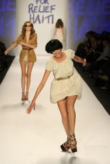 Agyness Deyn feet photo 13