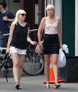 Agyness Deyn feet photo 5
