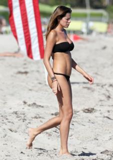 Aida Yespica feet photo thumbnail
