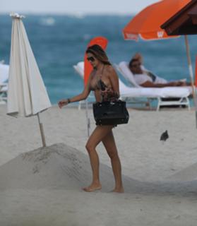 Aida Yespica feet photo thumbnail