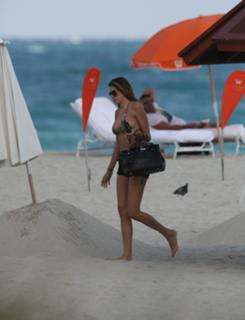 Aida Yespica feet photo thumbnail