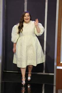 Aidy Bryant feet photo 9