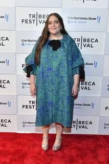 Aidy Bryant feet photo 11