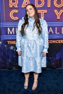 Aidy Bryant feet photo 5