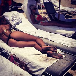 Ailén Bechara feet photo 9