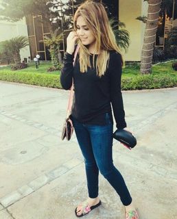 Aima Baig feet photo 11
