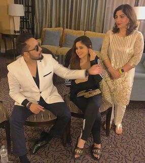 Aima Baig feet photo 2