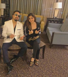 Aima Baig feet photo 1
