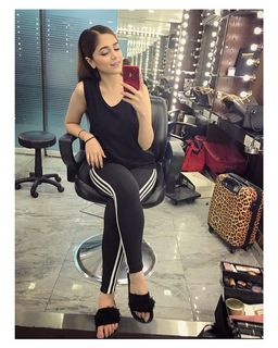 Aima Baig feet photo 17