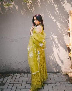Aima Baig feet photo 3