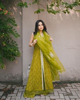 Aima Baig feet photo 2