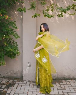 Aima Baig feet photo 1