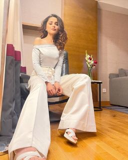 Aima Baig feet photo 17