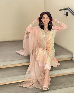 Aima Baig feet photo 16