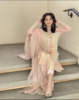 Aima Baig feet photo 15