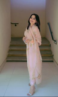 Aima Baig feet photo 10