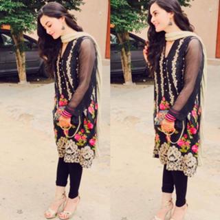 Aiman Khan feet photo 2