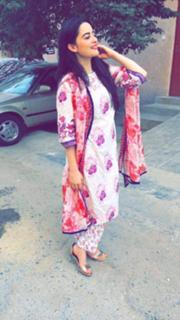 Aiman Khan feet photo 19