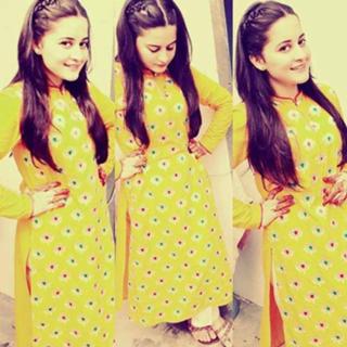 Aiman Khan feet photo 17