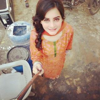 Aiman Khan feet photo 16