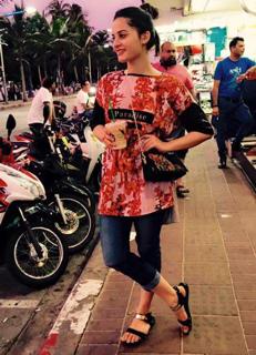 Aiman Khan feet photo 8