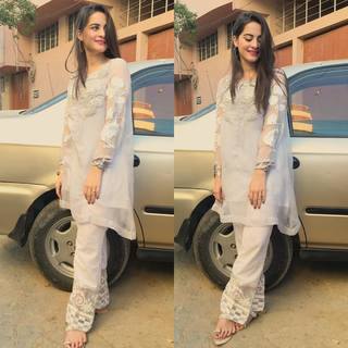 Aiman Khan feet photo 3