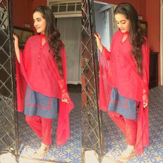 Aiman Khan feet photo 1