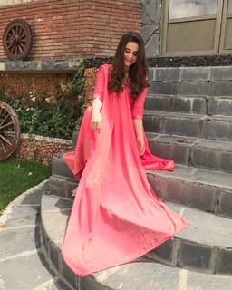 Aiman Khan feet photo 6