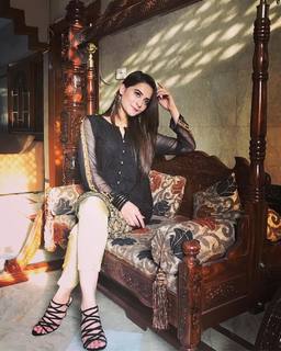 Aiman Khan feet photo 4