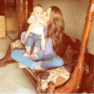 Aiman Khan feet photo 14