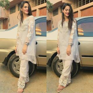 Aiman Khan feet photo 11