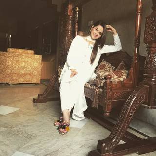 Aiman Khan feet photo 10
