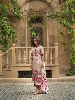 Aiman Khan feet photo 11