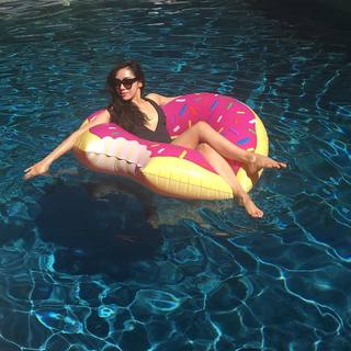 Aimee Garcia feet photo thumbnail