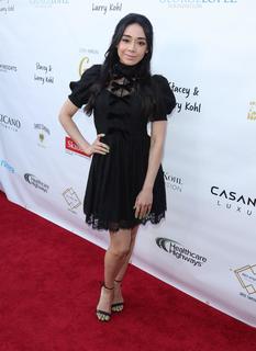 Aimee Garcia feet photo thumbnail