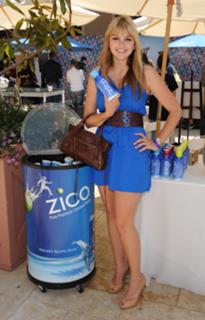Aimee Teegarden feet photo thumbnail