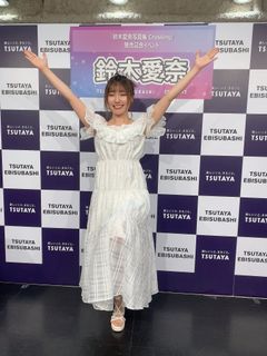 Aina Suzuki feet photo 1