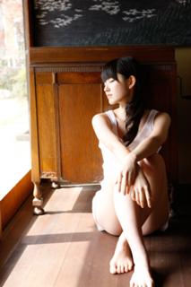 Airi Suzuki feet photo thumbnail