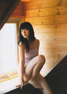 Airi Suzuki feet photo thumbnail